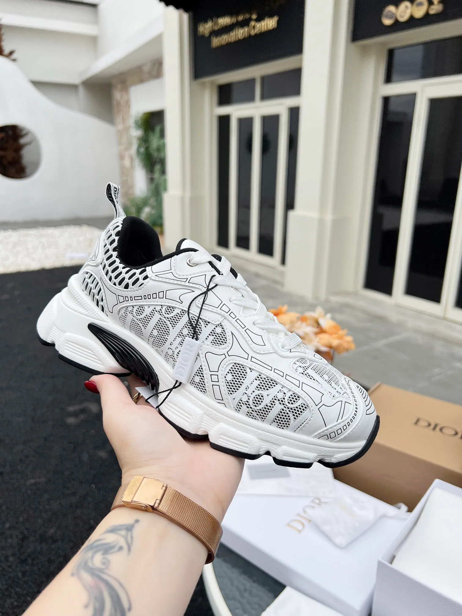 👟👟Ex-factory price 600👟👟 High version couple model🍸 Dior Dior | 2024 ˢˢDilraba, many stars have the same style. L’s 2024 spring and summer new products. The latest popular Chrono series, thick-soled mesh color-blocking running shoes, dad shoes, casual sports shoes series〰 Original purchase, development and production👍🏻This Dior Chrono sneaker is made of white and black mesh fabric with leather effect panels. The CD logo on both sides, the star patch on the tongue and the Dior logo on the heel, many details highlight the style. The two-tone laces, lightweight sole and star embellishment allow for a casual look all year round, complementing a variety of casual or elegant pieces. ♺Upper: Original imported first-layer cowhide + mesh ♺Inner lining: Original customized breathable lining ♺Outsole: Original molded EVA super light and super soft outsole ♺Heel height: 4.5cm ♺Size: Female 35-41 Male 39-45 (Female 40.41 Male 45 customized)